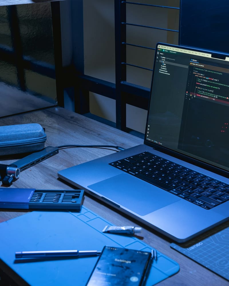 Pantalla de computadora con un entorno de desarrollo abierto.