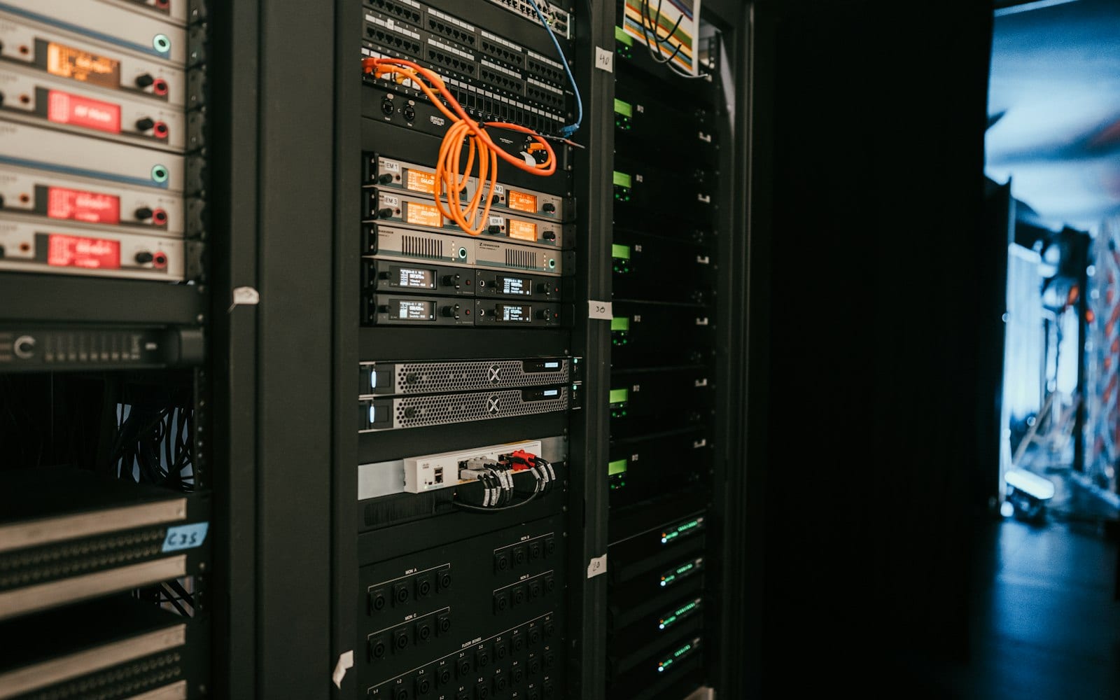 Equipo de infraestructura tecnológica instalado en un rack.