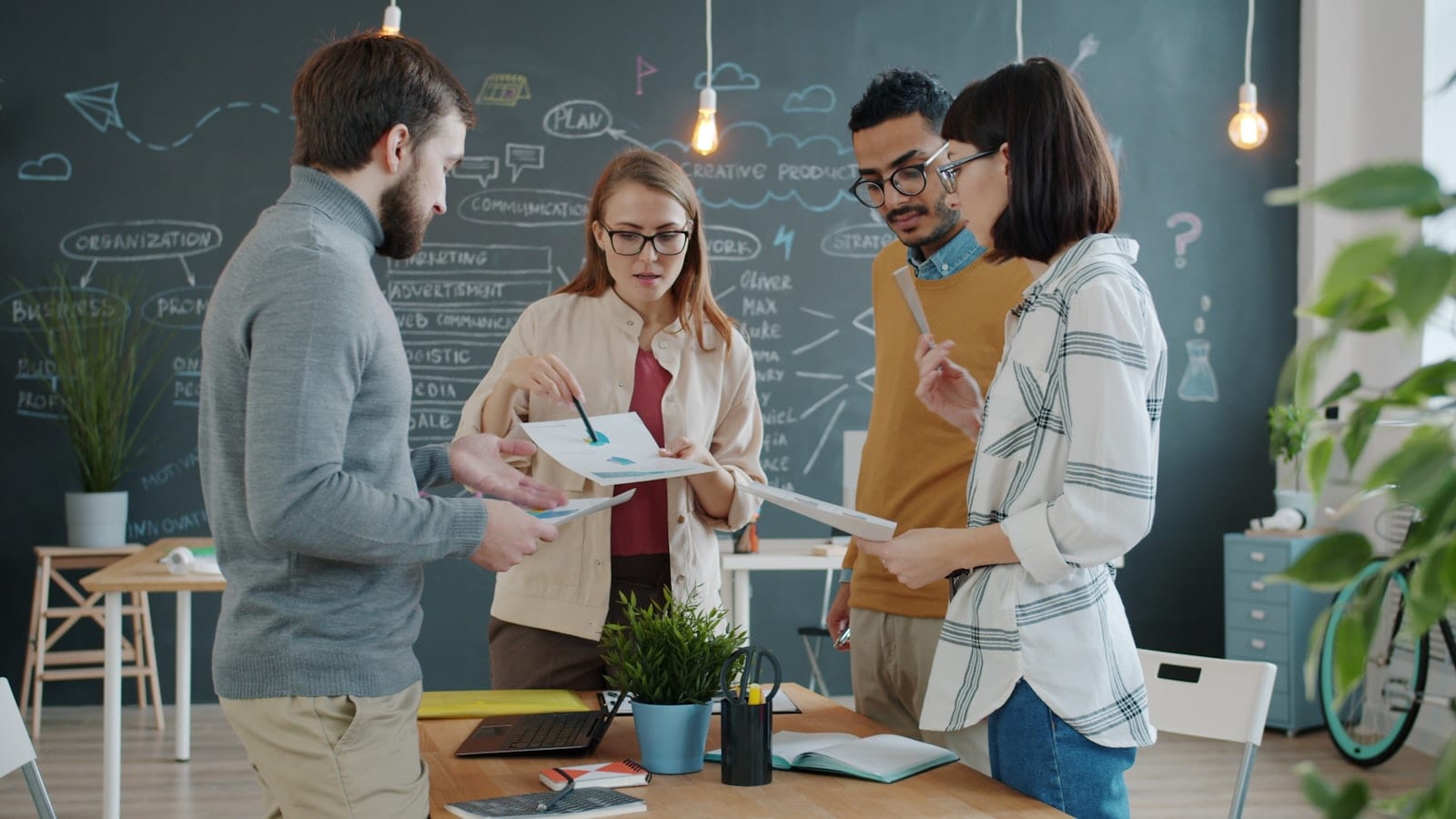 Personas colaborando en una sesión de planeación.