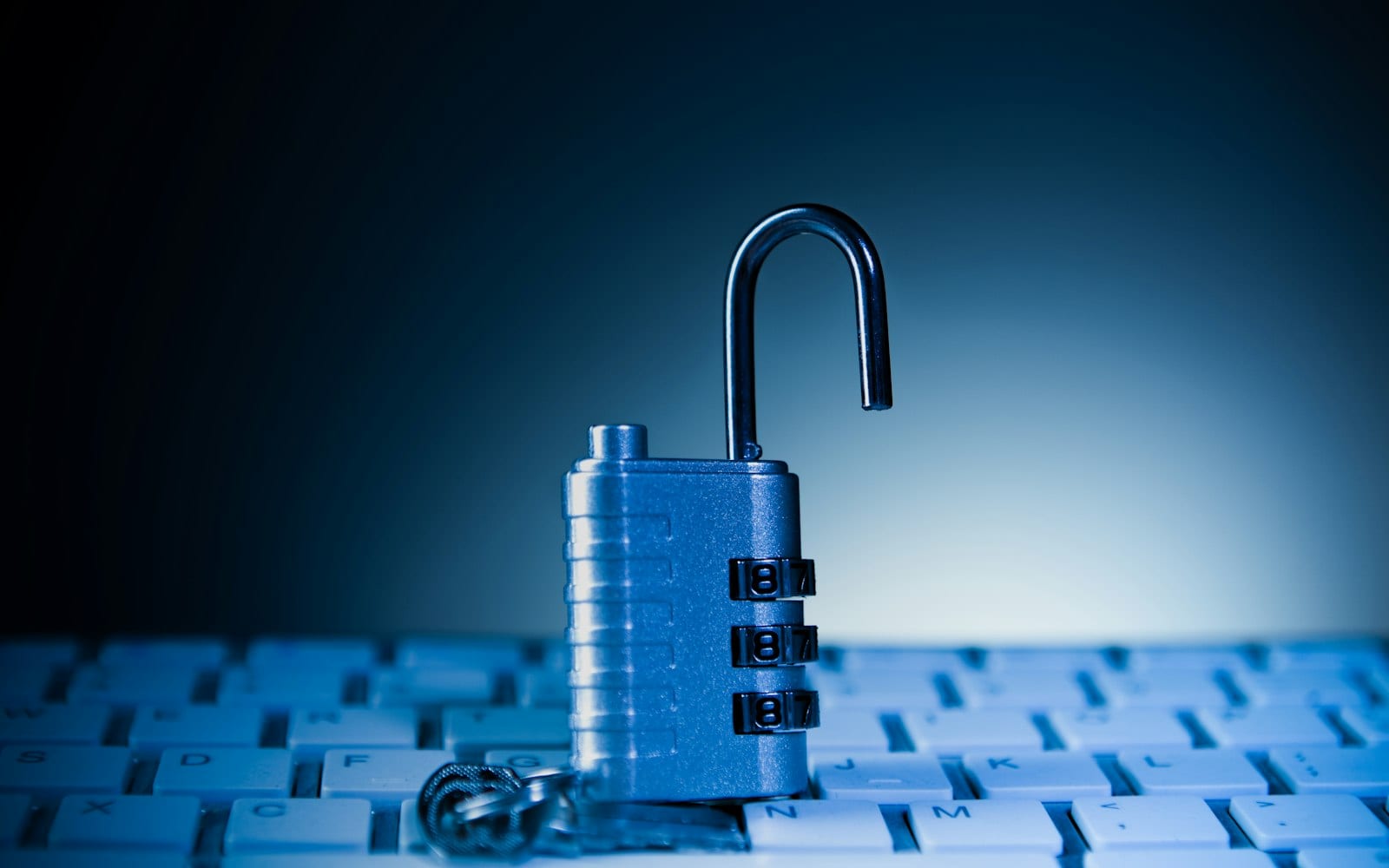 Candado sobre un teclado como apoyo editorial de seguridad.